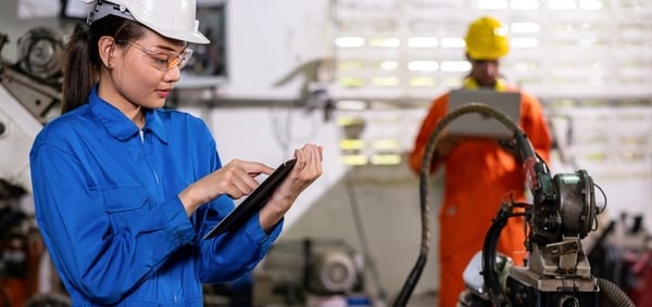 construction-worker-in-blue-worker-boilersuit-logging-into-work-with-ipad-on-site